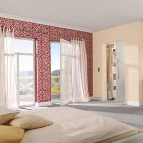 Anstricharbeiten und Gestaltung des Innenraumes mit Tapete und Farbakzenten in einem Schlafzimmer